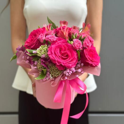Розы с альстромерией и гипсофилой в коробке💗
