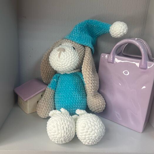 Плюшевый щенок в колпачке