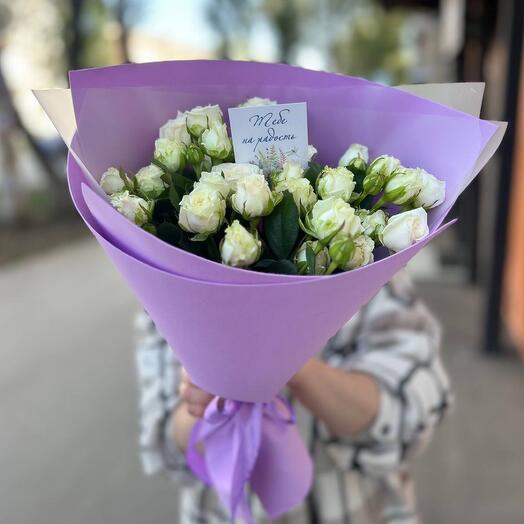 Букет белых кустовых розочек