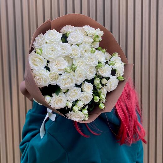 Bouquet of roses of the Eltoro variety with snow-white gypsophila in a package