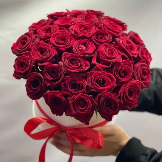 Цветы в коробке Red Naomi