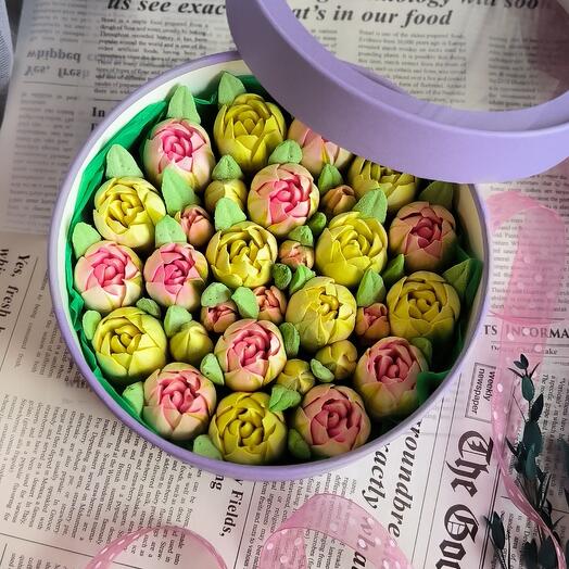 Подарочная коробочка из зефирных цветов