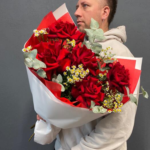 Букет «Ред фрэнч» (Роза французская, ромашка, эвкалипт)