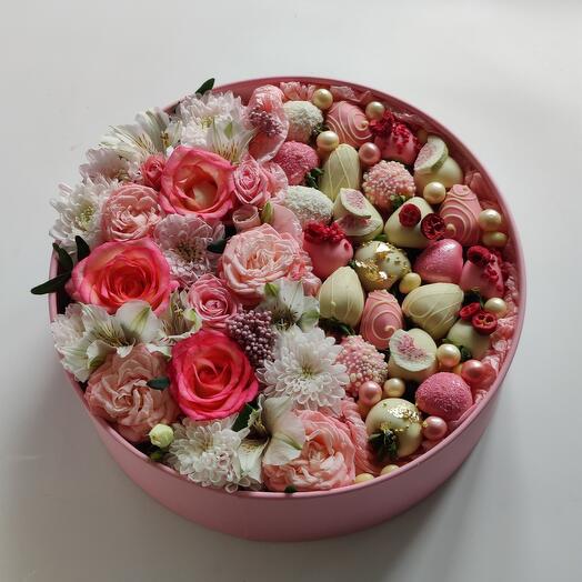 Клубника в шоколаде с цветами 30см