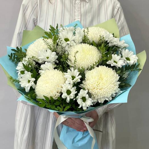 Букет из кустовых и одноголовых больших хризантем