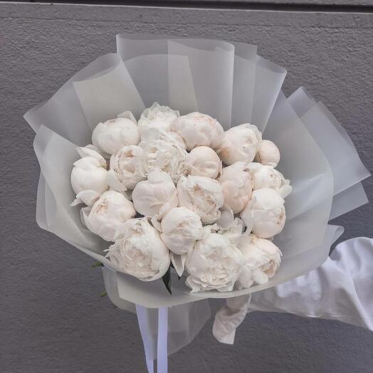 Bouquet of 19 white peonies