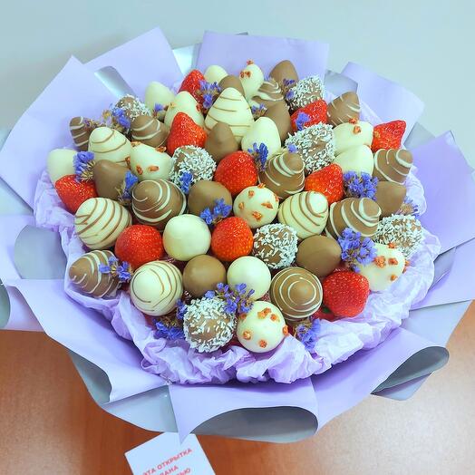 Bouquet of strawberries in chocolate