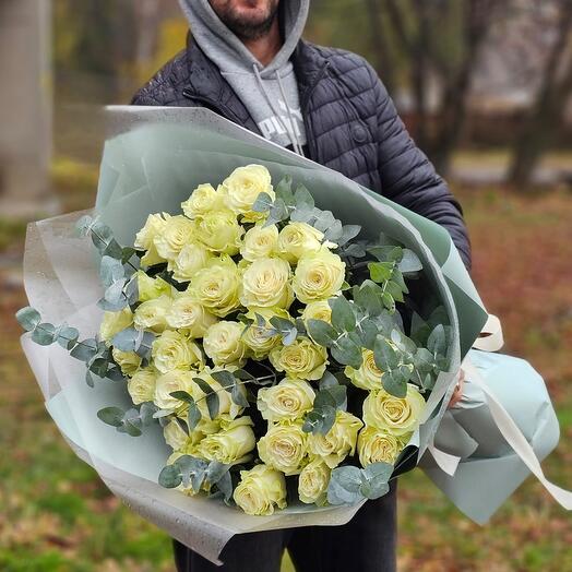 35 Белых высоких роз Мондиаль с эвкалиптом