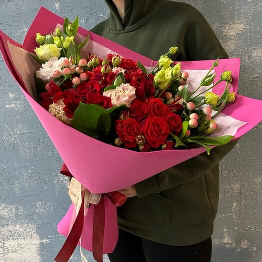 Красный бархат (розы кустовые и одноголовые, гиперикум,эустома,диантус»