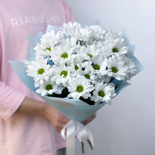 Нежный букет из белых хризантем в голубой упаковке (размер S)