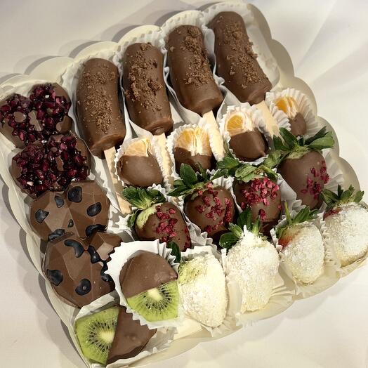 Коубника, гранат, голубика, киви и мандарины в шоколаде