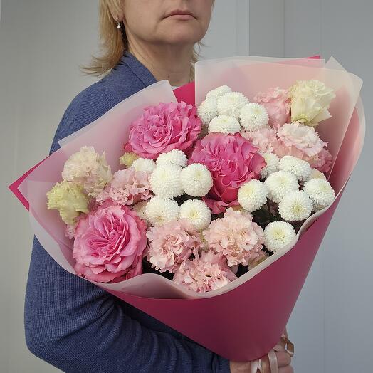 Букет из пионовидных роз сорта Кантри Блюз,  лизиантуса и кустовых хризантем сорта Ньютон