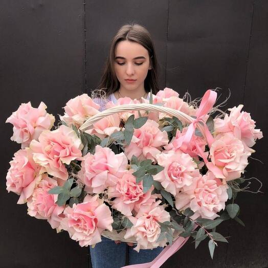 Корзина с цветами красивая