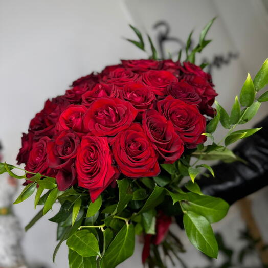 Qızılgüllər və yaşıllıqlardan ibarət buket