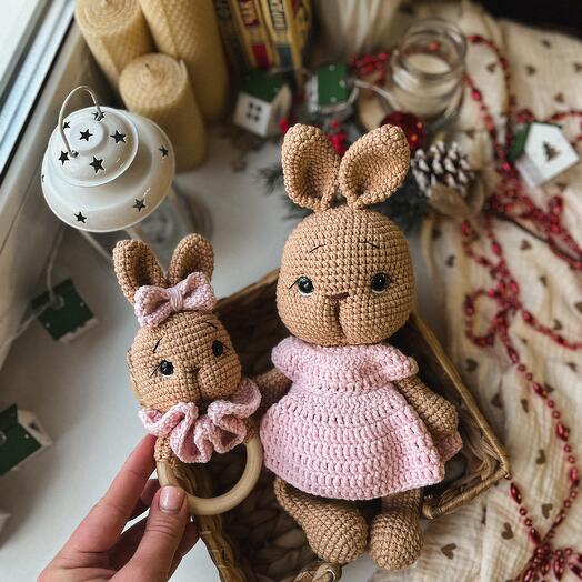 Игрушка вязаная «Зайка» в нежно розовом платье + погремушка. Набор для новорожденного