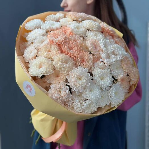 Букет кустовых хризантем, микс белого и персикового, 15 штук