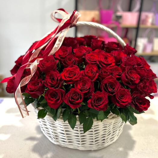 Корзина с красными розами😍😍️😍
