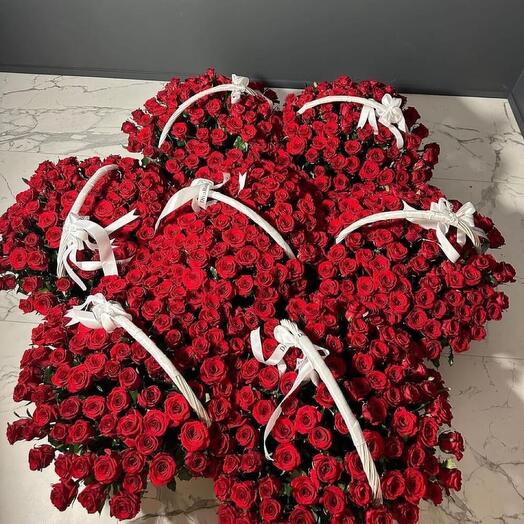 Розы в корзине 707