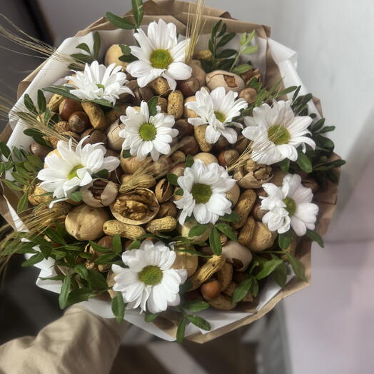 Ореховый букет с ромашками