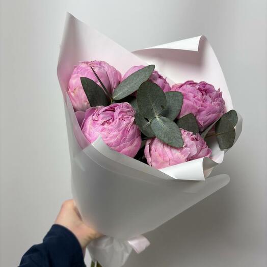 Ramo de 5 peonías Rosadas con eucalipto