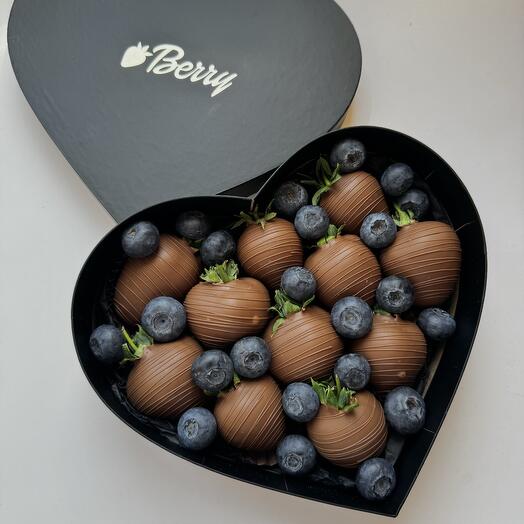 Маленькое сердце с клубникой в шоколаде