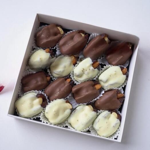Финики с белом и молочном шоколаде