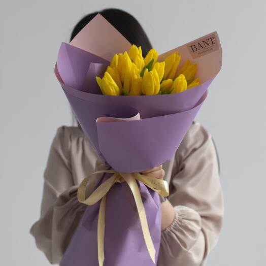 15 желтых тюльпанов