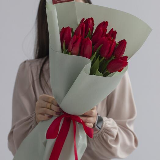 15 красных тюльпанов