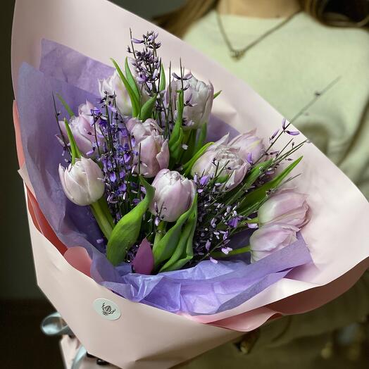 Ароматный букет из тюльпанов и генисты на 8 марта