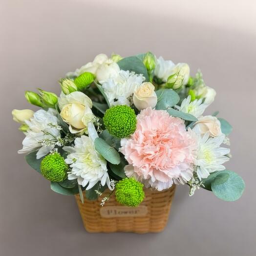 Корзина с кустовыми розами и хризантемой 🫶🏻