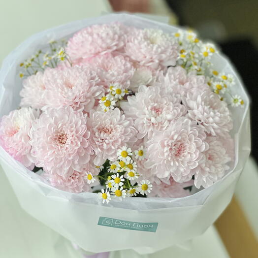 Хризантемы розовые с ромашками