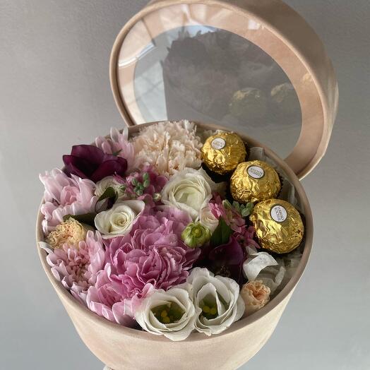 Цветочная композиция в бархатной коробке с конфетами «Ferrero Roche»