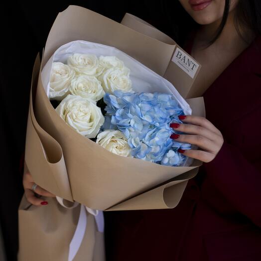 Розы с гортензией