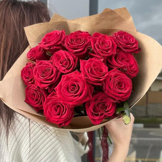 Красные роза 15 шт в крафте