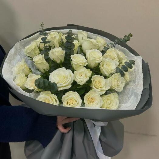 31 роза с эвкалиптом стильный