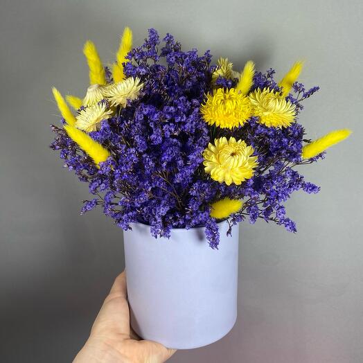 Яркая композиция сухоцветов в фиолетовых и желтых оттенках