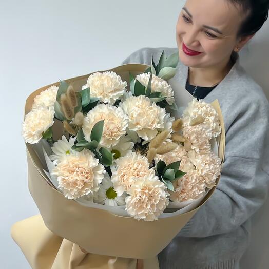 Белый букет из кружевных диантусов,  кустовой хризантемы,  лагуруса и рускуса в дизайнерской упаковке