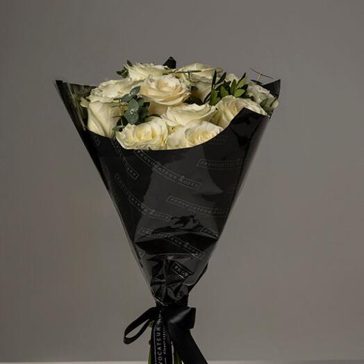 Ramo de 12 rosas blancas con verde