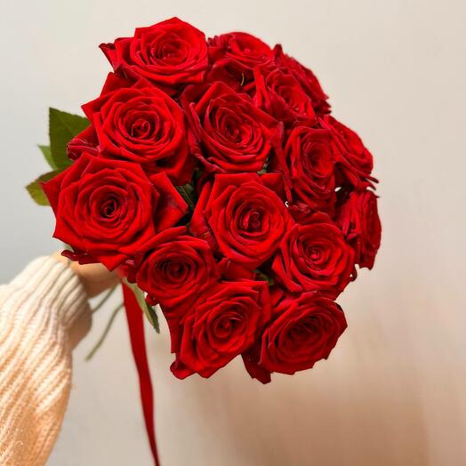 Красные розы 15 шт