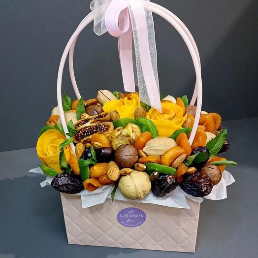 Букет из сухофруктов в сумочке