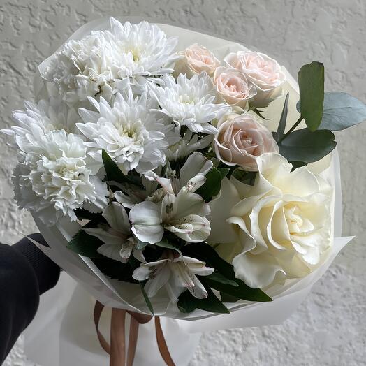 Нежный букет с французской розой Мондиаль, кустовой розой Софи, хризантемой, альстромерией, диантусами и эвкалиптом