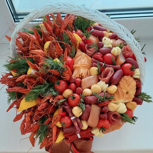 Корзина с раками, мясной и сырной закуской