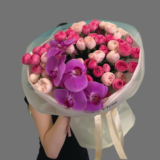 Букет "Малиновый шик" — кустовые розы микс и орхидея цимбидиум