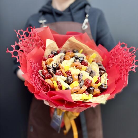 Яркий букет из сухофруктов в красной упаковке