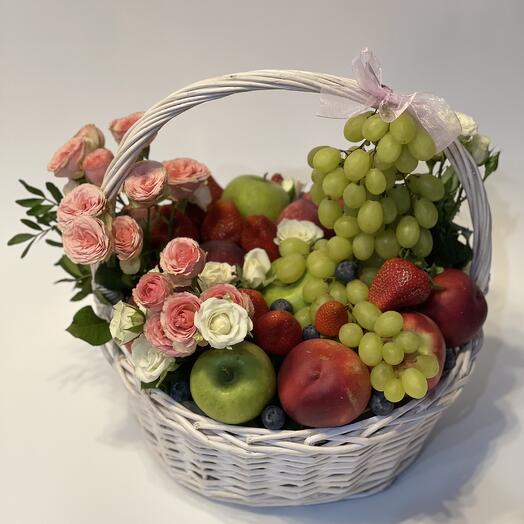 Корзина с цветами,фруктами и ягодами