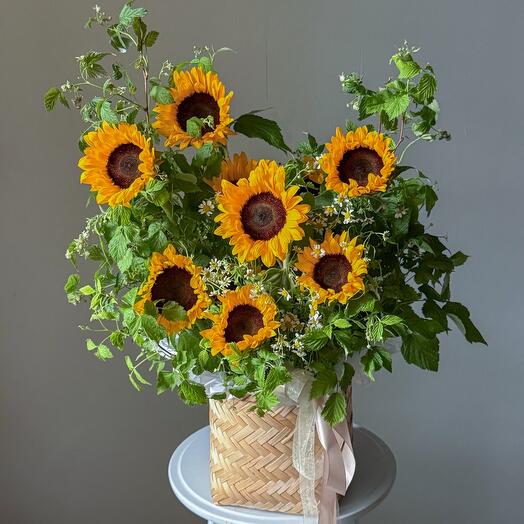 Корзина с подсолнухами, малиной и ромашками