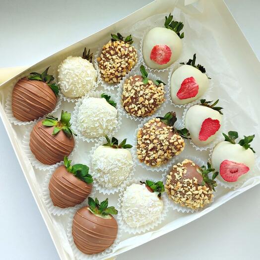 Клубника в шоколаде ассорти 16 шт для любимой 🍓