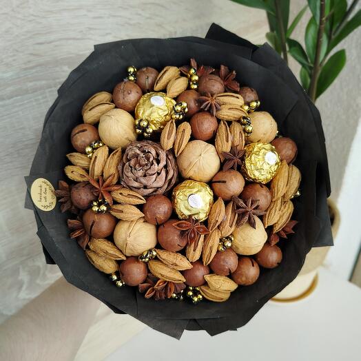 Строгий букет из орехов с конфетами Ferrero Rocher и кедровой шишкой (S)