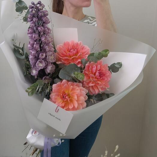Букет с георгинами и дельфиниумом 🌸