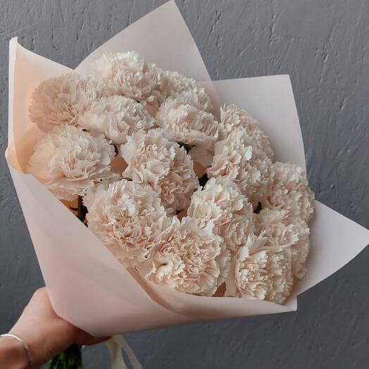 Нежный трендовый букет из персиковых диантусов